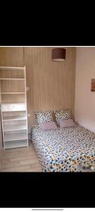 ein Schlafzimmer mit einem Bett und einem Bücherregal in der Unterkunft Maison 2 personnes ILE D'YEU - 2 personnes + 2 vélos in Ker Pierre Borny