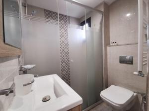 Ванна кімната в Appartement RDC pieds dans l'eau parking privée
