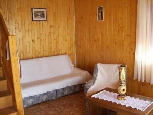 um pequeno quarto com uma cama e uma mesa em Ferienhaus in Balatonfkajár mit Grill, Garten und Terrasse em Balatonfőkajár