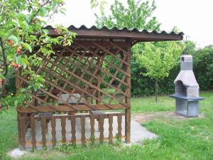 um gazebo de madeira com uma casa de pássaros num parque em Ferienhaus in Balatonfkajár mit Grill, Garten und Terrasse em Balatonfőkajár