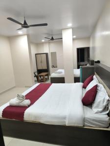 ein großes Bett in einem Zimmer mit 2 Betten in der Unterkunft archana GRAND in Visakhapatnam