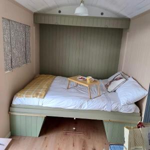 Krevet ili kreveti u jedinici u okviru objekta Abbeyview House B&B and Glamping