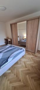 um quarto com uma cama com uma grande porta de vidro deslizante em Apartmán Petzvalova 51 em Myslava