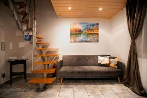 uma sala de estar com um sofá e uma pintura na parede em Alpina Haus em Oberammergau