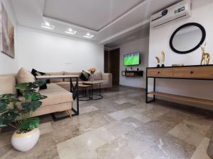 TV a/nebo společenská místnost v ubytování RDC S2 pieds dans l'eau Parking Privée
