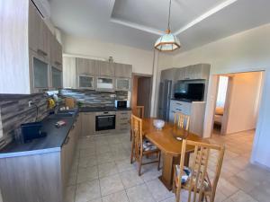 Кухня или мини-кухня в Aphrodite Apartments
