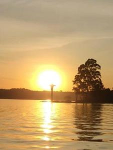 聖保羅的住宿－Pousada Guarapiranga，太阳落在水体上