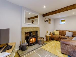 a living room with a fireplace and a couch at 2 Bed in Brassington 77632 in Brassington