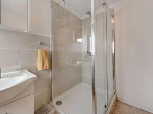 Ένα μπάνιο στο 3 Bed in Llanllwni 91447 +27 φωτογραφίες