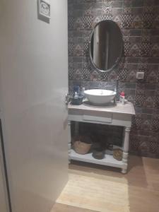 W łazience znajduje się umywalka i lustro. w obiekcie Dar Douja / Grandview Waterfront Duplex / Four seasons w mieście Safakis