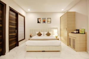 - une chambre avec un grand lit dans l'établissement Limewood Stay - Corporate Huda City Centre, à Gurgaon