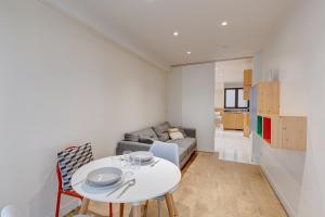 salon z białym stołem i kanapą w obiekcie 296 Suite Ponceau - Superb apartment in Paris w Paryżu