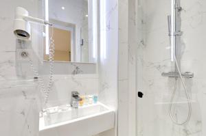 biała łazienka z prysznicem i umywalką w obiekcie 296 Suite Ponceau - Superb apartment in Paris w Paryżu