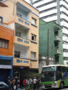 un autobús está estacionado frente a un edificio en Hostel Vergueiro, en São Paulo