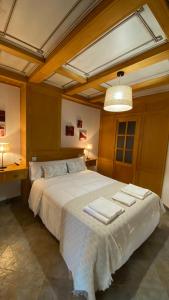 1 dormitorio con 1 cama grande y toallas. en “La Carpintería”, en Prado del Rey