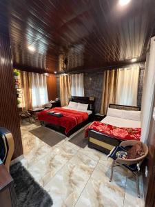 מיטה או מיטות בחדר ב-Gayatri Niwas - Luxury Private room with Ensuit Bathroom - Lake View and Mountain View