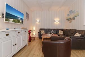 a living room with a couch and a table at Ferienhaus Sonne & Meer für 7 Personen mit Sauna und Whirpool in Kühlungsborn
