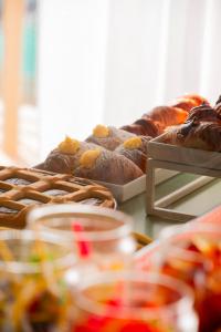 Ein Haufen Donuts, die auf einem Tisch sitzen. in der Unterkunft Hotel Belvedere Rimini in Rimini