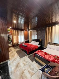 1 Schlafzimmer mit 2 Betten in einem Zimmer mit Vorhängen in der Unterkunft Gayatri Niwas - Luxury Private room with Ensuit Bathroom - Lake View and Mountain View in Nainital