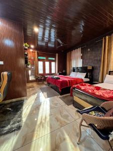 Un dormitorio con 2 camas y una guitarra. en Gayatri Niwas - Luxury Private room with Ensuit Bathroom - Lake View and Mountain View en Nainital