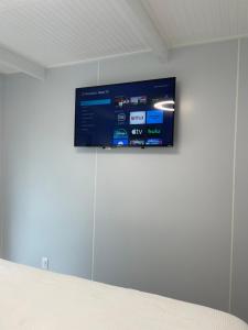 una televisione appesa a un muro in una stanza di Unique Houseboat Modern and New a Fort Lauderdale