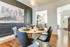 comedor con mesa y sillas en Historic Buffalo Row House Near Delaware Park, en Buffalo