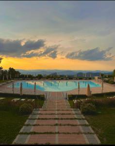 una gran piscina con puesta de sol en el fondo en Villa Labor 