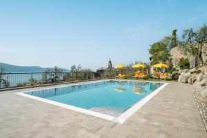 The swimming pool at or close to Residence Dany appartamenti con cucina vista lago piscina e parcheggio