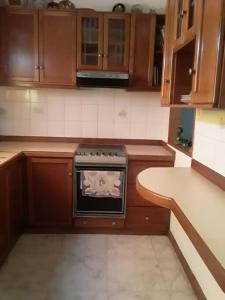 a kitchen with a stove with a towel on it at Casa-Quinta c-lindo Amb Familiar in Valencia