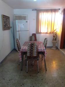 cocina con mesa, sillas y nevera en Casa-Quinta c-lindo Amb Familiar en Valencia