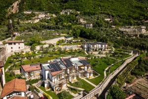 A bird's-eye view of Residence Dany appartamenti con cucina vista lago piscina e parcheggio