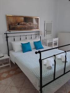 PotamósにあるThalassi Apartment Alykes Potamos Corfuのベッドルーム1室(青と白の枕が備わるベッド1台付)