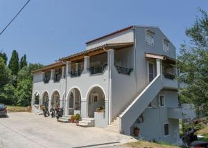 PotamósにあるThalassi Apartment Alykes Potamos Corfuの階段のある白い大きな建物