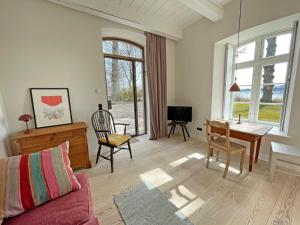 a living room with a table and a desk at Kleines Fährhaus in Ulsnis