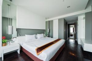 Postel nebo postele na pokoji v ubytování Khon Kaen Hotel