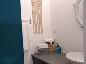 y baño con lavabo, aseo y toallas. en I Profumi del Mare en La Spezia