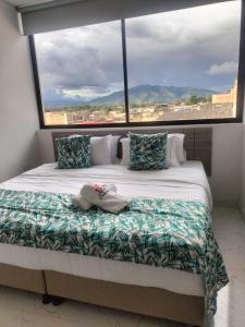 Un pat sau paturi într-o cameră la HOTEL CALIFORNIA