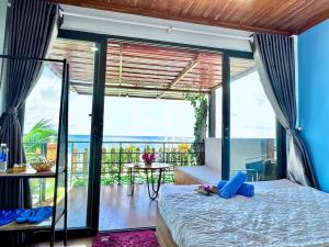 - une chambre avec un lit et une vue sur l'océan dans l'établissement Villa Đại Dương 2 View biển, à Cu Lao Thu