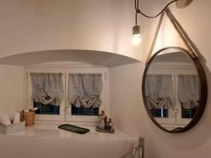 baño con espejo y lavabo en I Profumi del Mare en La Spezia