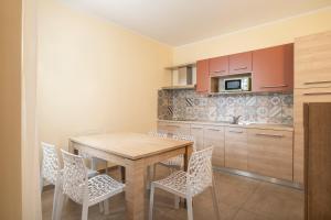 A kitchen or kitchenette at Residence Dany appartamenti con cucina vista lago piscina e parcheggio