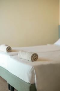A bed or beds in a room at Residence Dany appartamenti con cucina vista lago piscina e parcheggio