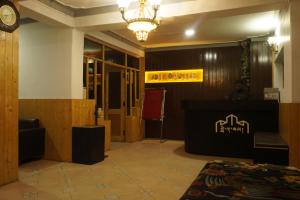 un hall avec un panneau indiquant que vous rencontrerez à l'extérieur dans l'établissement Hotel Leh Castle, à Leh