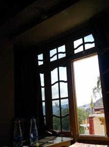 ein Fenster in einem Zimmer mit Aussicht in der Unterkunft Hotel Leh Castle in Leh