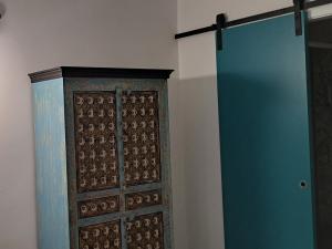 una puerta azul en una habitación junto a una pared en I Profumi del Mare en La Spezia