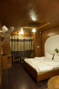 - une chambre avec un grand lit et une table dans l'établissement Hotel Leh Castle, à Leh