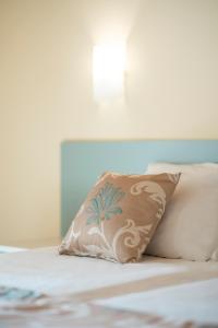 A bed or beds in a room at Residence Dany appartamenti con cucina vista lago piscina e parcheggio
