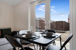 Φωτογραφία από το άλμπουμ του NEW! Stylish 2-Bed Home by Stay With Us, Ideal for Families, Sleeps 4! σε Stockton-on-Tees