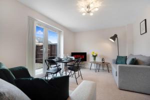 Χώρος καθιστικού στο NEW! Stylish 2-Bed Home by Stay With Us, Ideal for Families, Sleeps 4!