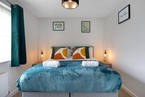Ένα ή περισσότερα κρεβάτια σε δωμάτιο στο NEW! Stylish 2-Bed Home by Stay With Us, Ideal for Families, Sleeps 4!