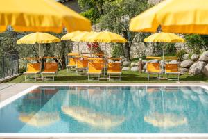 The swimming pool at or close to Residence Dany appartamenti con cucina vista lago piscina e parcheggio